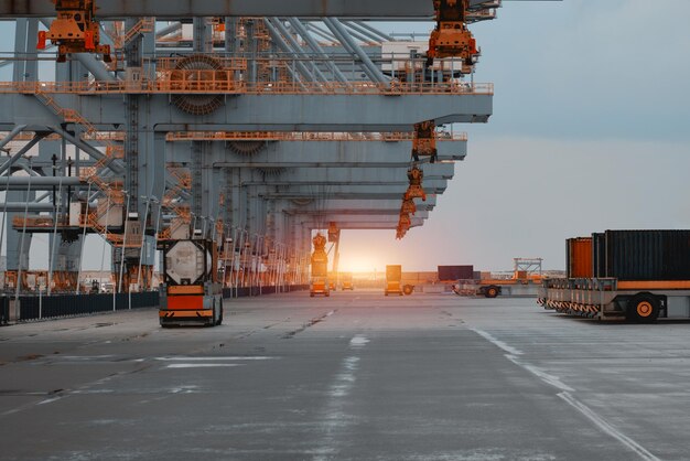 Terminal de contenedores operado a distancia con portales sin conductor en el concepto de puerto europeo del mundo