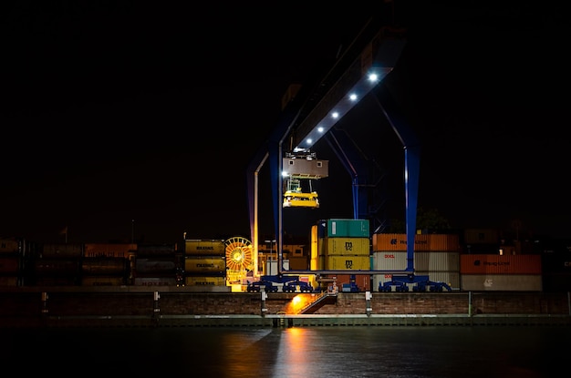 Foto terminal de contenedores en el puerto durante la noche