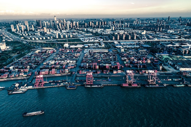Terminal de contenedores de Shanghai al anochecer