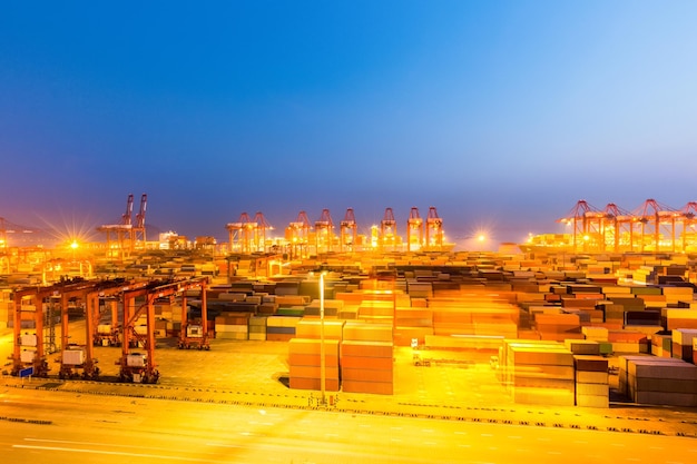 Terminal de contenedores de shanghái en el puerto de aguas profundas de yangshan de noche