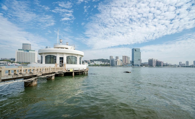 Foto terminal de cruceros y horizonte urbano en xiamen, china