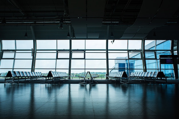 Terminal de aeroporto abandonado. Fileiras de assentos vazios na sala de espera.