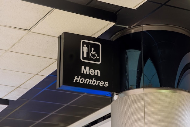 Terminal de aeroporto com homem de banheiro assina em preto