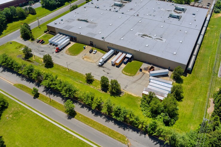 Foto terminal de carga de transporte logístico de grandes edifícios de armazéns industriais modernos