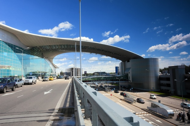 Terminal moderno do aeroporto internacional. Linhas internas.