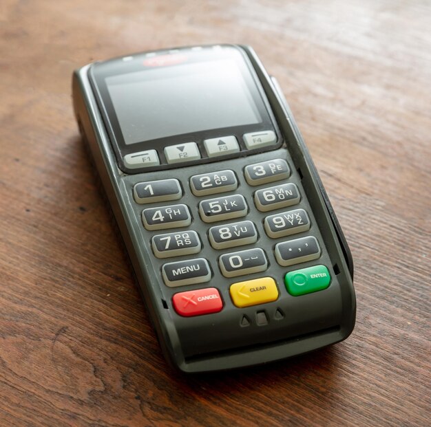 Terminal POS de la máquina de pago sobre un fondo de madera
