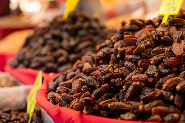 Termine auf dem türkischen Markt. Getrocknete süße Datteln.