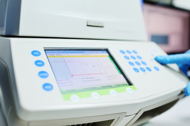 Termociclador para testes e análises de DNA e PCR no contexto de um laboratório médico