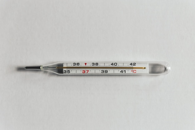 El termómetro con alta temperatura de la gripe.