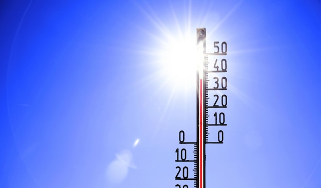 Termômetro com escala celsius mostrando temperatura extremamente alta