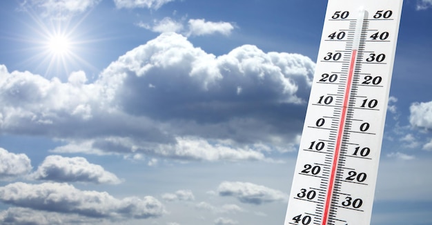 Termômetro com escala celsius mostrando temperatura extremamente alta