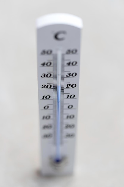 Termômetro de onda de calor deitado no chão de concreto