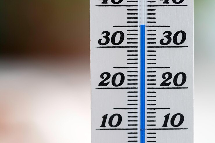 Foto termômetro de onda de calor no verão em um calor de fundo embaçado