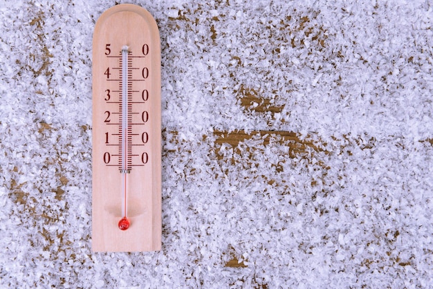 Foto termômetro em closeup de neve