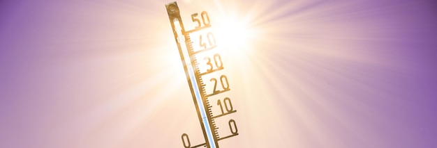 Termómetro con escala celsius que muestra una temperatura extremadamente alta