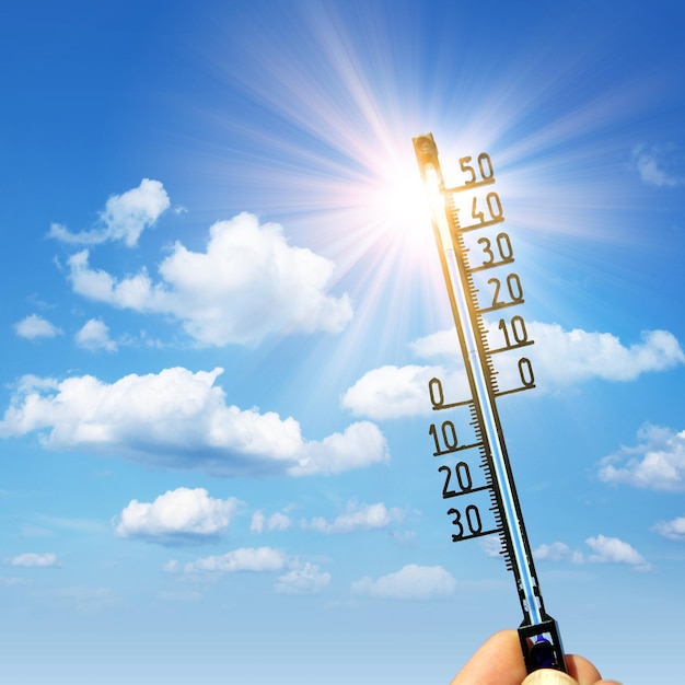 Termómetro con escala celsius que muestra una temperatura extremadamente alta