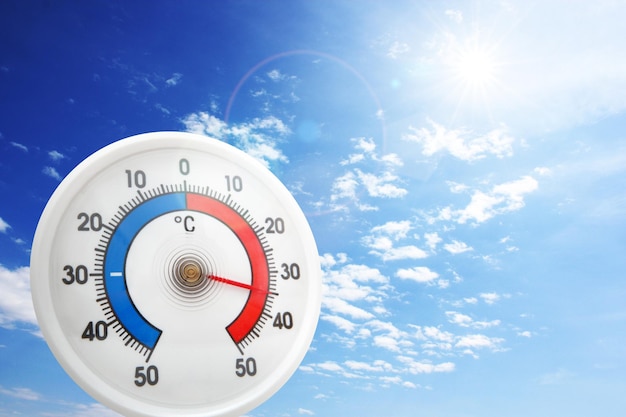 Foto termómetro con escala celsius que muestra una temperatura extremadamente alta