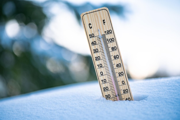 El termómetro de invierno en la nieve muestra bajas temperaturas