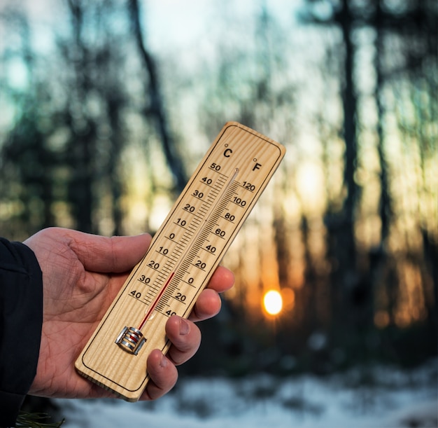 Foto termómetro de mano con temperaturas bajo cero