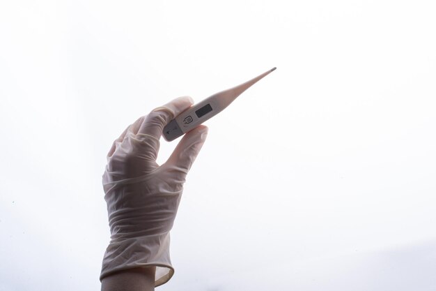 Termómetro médico de mano que mide la temperatura de la fiebre alta