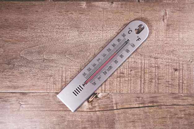 Termómetro de mercurio para determinar la temperatura interior