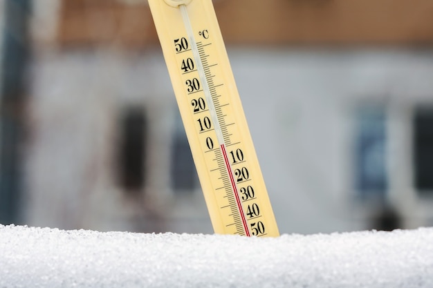 Termômetro na neve mostra que a temperatura está em torno de zero