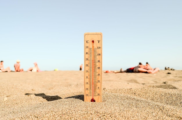 El termómetro en la playa de arena