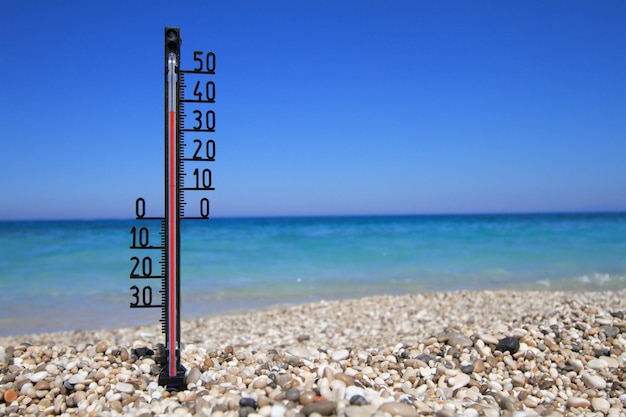 Termómetro en una playa muestra altas temperaturas