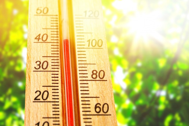 Termómetro que muestra altas temperaturas de 40 grados en el sol día de verano.