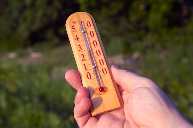 Foto termómetro que muestra la temperatura del aire durante la temporada de verano