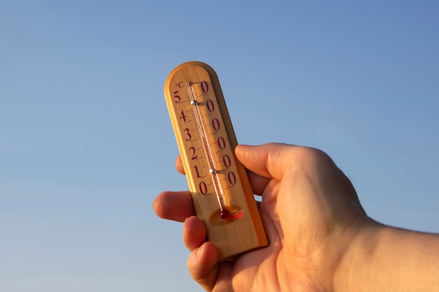 Foto termómetro que muestra la temperatura del aire durante la temporada de verano