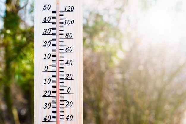 El termómetro sobre el tiempo muestra bajas temperaturas en grados Fahrenheit o Celsius con bonitos colores verdes.