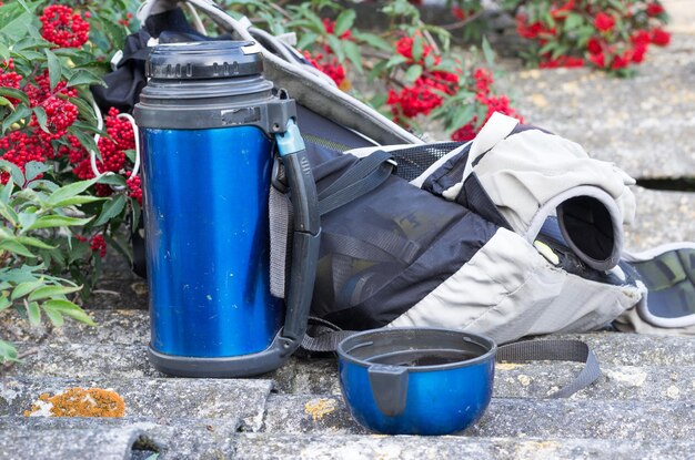 Termos y mochila Termos con bebida caliente Pausa para un café en la naturaleza