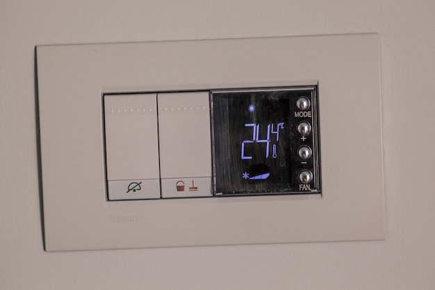 Termostato digital utilizado para regular la temperatura del sistema de calefacción.