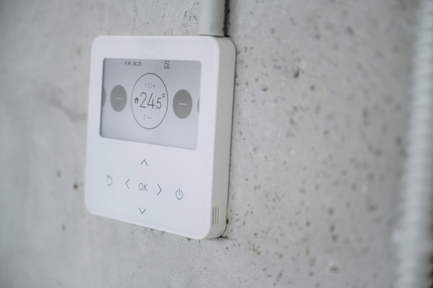 Termostato en la pared que muestra la temperatura actual en la habitación