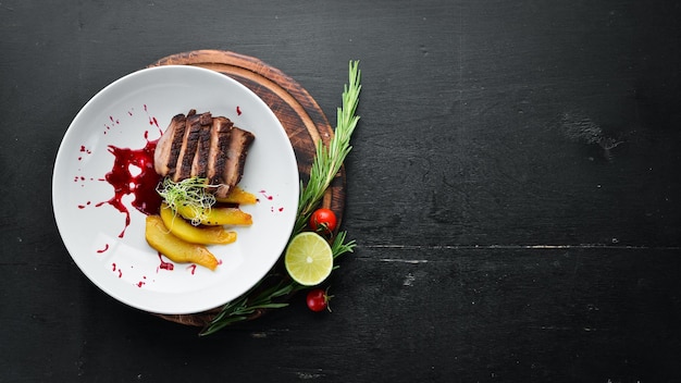 Ternera al horno con pera En el plato Vista superior Espacio libre para el texto