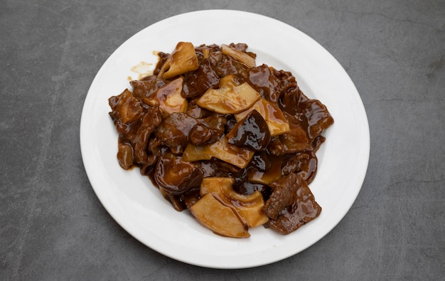 Ternera con bambú y champiñones Plato típico de la cocina china