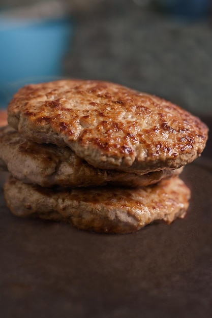 Ternera de cerdo cocinada o asada al fuego para una deliciosa comida en la comodidad de su hogar