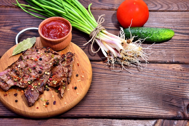 Ternera frita con especias en un tablero de cocina