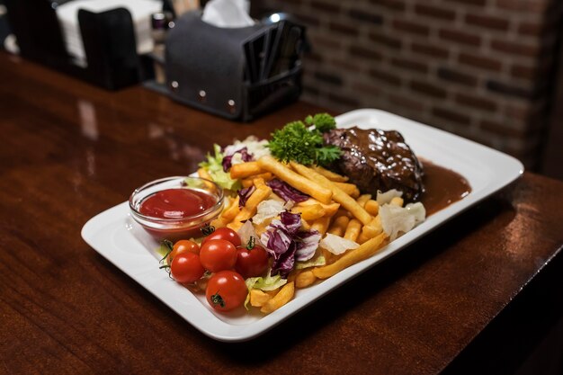 Ternera con Papas Fritas y Tomates