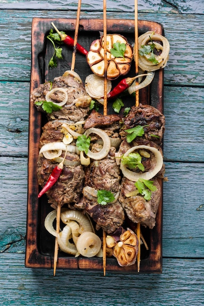 Ternera a la parrilla en brochetas de bambú.