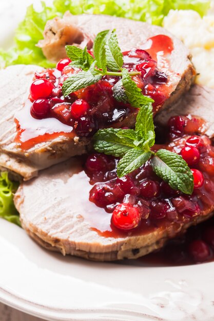 Ternera con salsa de arándanos y menta cerrar