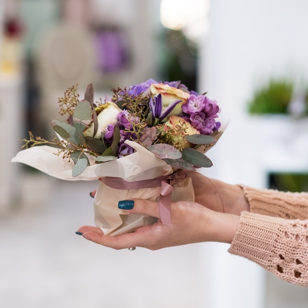 Terno bouquet de várias flores como um presente de dia das mães. Bela composição floral de rosas, lilases e hortênsias como recompensa à mãe