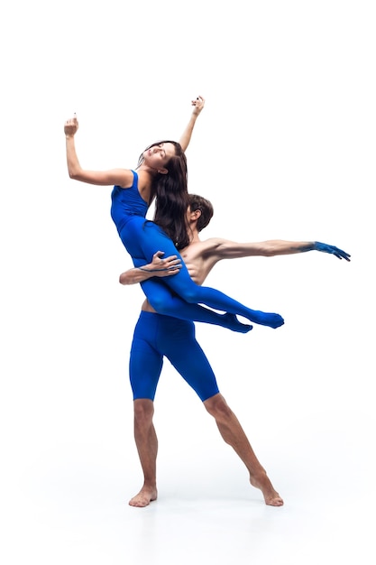 Foto terno casal de dançarinos modernos arte contemp dança azul e branco combinação de emoções