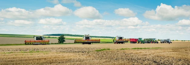 TERNOPIL REGION, UCRÂNIA - 10 de agosto de 2021: na demonstração de máquinas agrícolas - combina Claas e tratores, exposição da empresa Lan