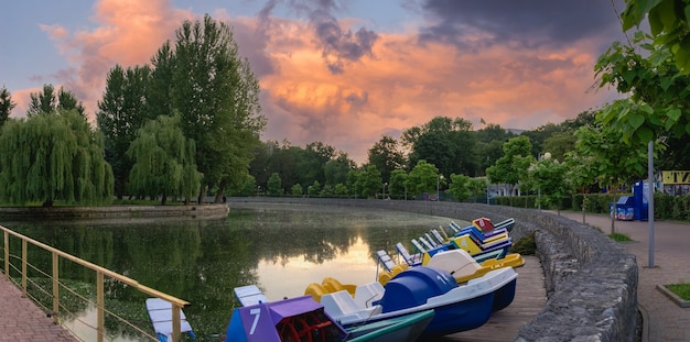 Ternopil, Ucrânia 06.07.2021. A barragem do lago Ternopil na Ucrânia em uma manhã de verão