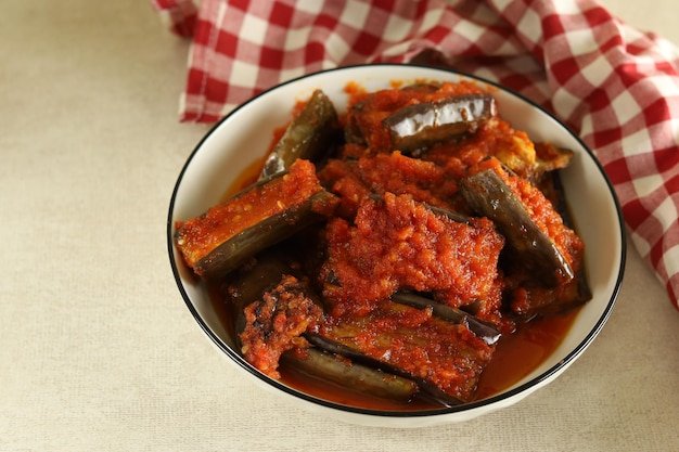 Terong Balado oder Auberginen mit Chili und Tomatensauce.