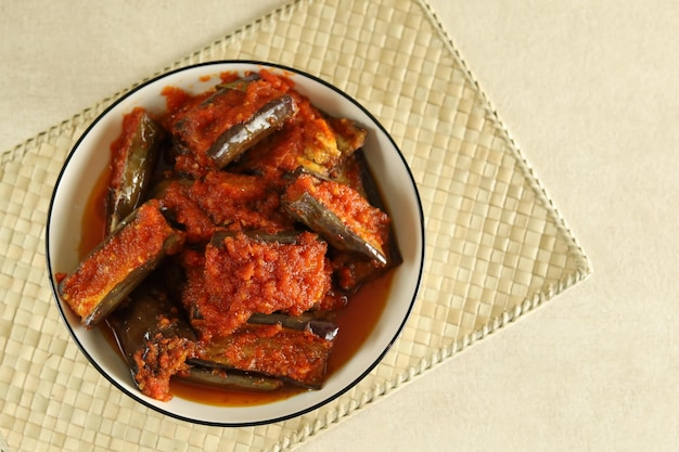 Terong Balado oder Auberginen mit Chili und Tomatensauce.