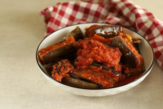 Terong Balado ou berinjela com pimenta e molho de tomate.