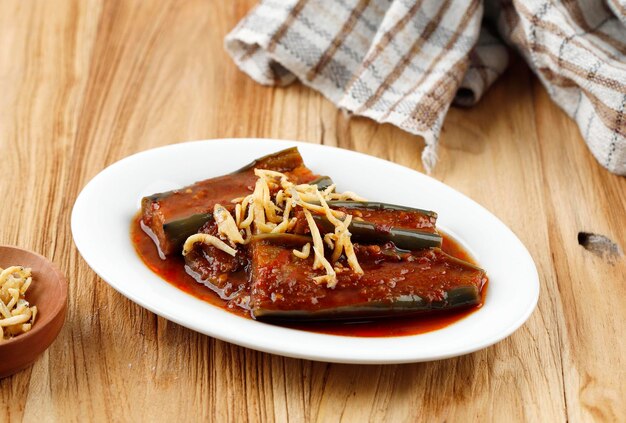 Terong Balado Pan Fied Berenjena Servida Con Tomate Y Pasta De Chile O Sambal